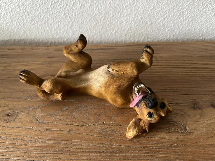 Leuke speelse labrador op zijn rug   beeldje, Verzamelen, Beelden en Beeldjes, Zo goed als nieuw, Dier, Ophalen of Verzenden