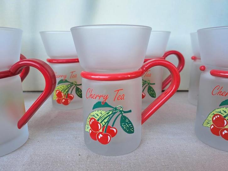 Mooi teeglas. Vintage retro glazen Met rood handvat Kersen, Verzamelen, Glas en Borrelglaasjes, Zo goed als nieuw, Overige typen