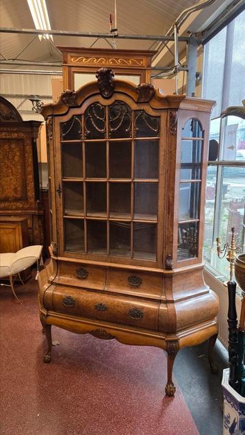 Antieke Hollandse wortelnoten vitrinekast  beschikbaar voor biedingen