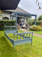 DOORLEEFD ANTIEK SHABBY FRANS LEDIKANT. Met lattenbodem., Ophalen, Lattenbodem