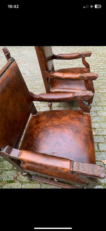 Antieke stoelen set, fraai leer en houtsnijwerk beschikbaar voor biedingen
