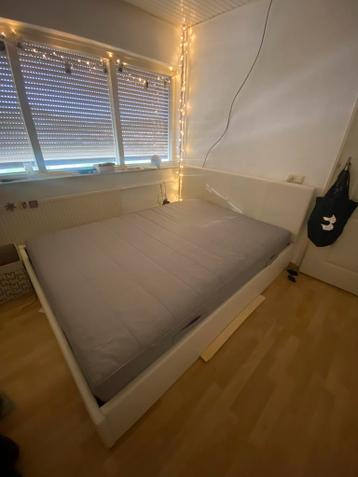 Bed met opbergruimte