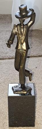Brons beeld. Man met een hoge hoed. Gesigneerd., Ophalen of Verzenden, Brons
