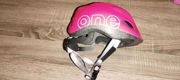 Mooie rode ONE fietshelm beschikbaar voor biedingen