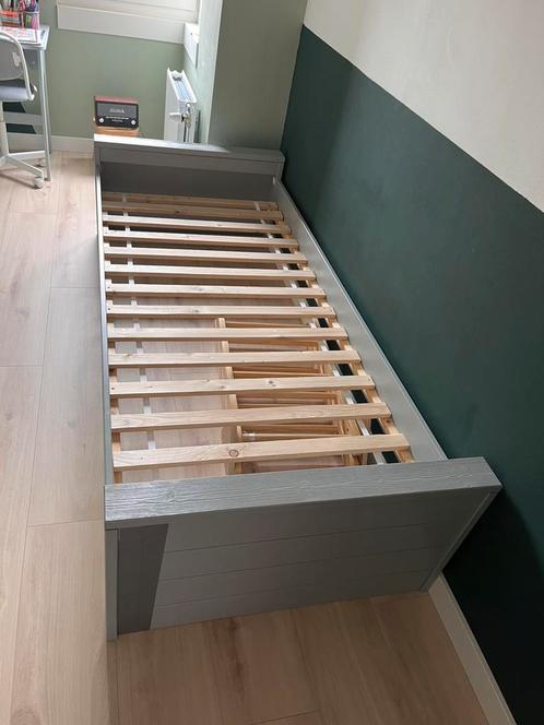 Bed woood dennis, Huis en Inrichting, Slaapkamer | Bedden, Gebruikt, Eenpersoons, 90 cm, 200 cm, Hout, Grijs, Ophalen