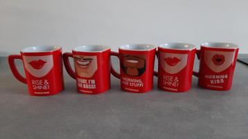 Nescafé cheeky koffiemokken gezichten en tekst rood met wir beschikbaar voor biedingen