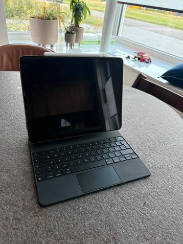 iPad Pro 12.9" 256GB M2 + Magic Keyboard & Pencil beschikbaar voor biedingen