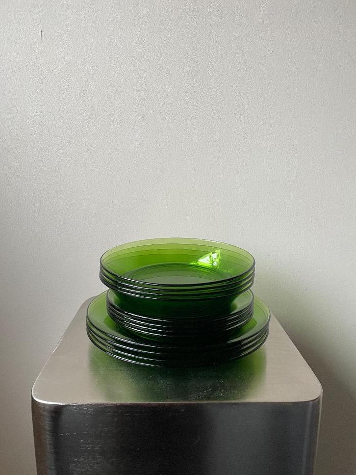 Vintage French Duralex plates set 12x green, Huis en Inrichting, Keuken | Servies, Zo goed als nieuw, Bord(en), Overige stijlen