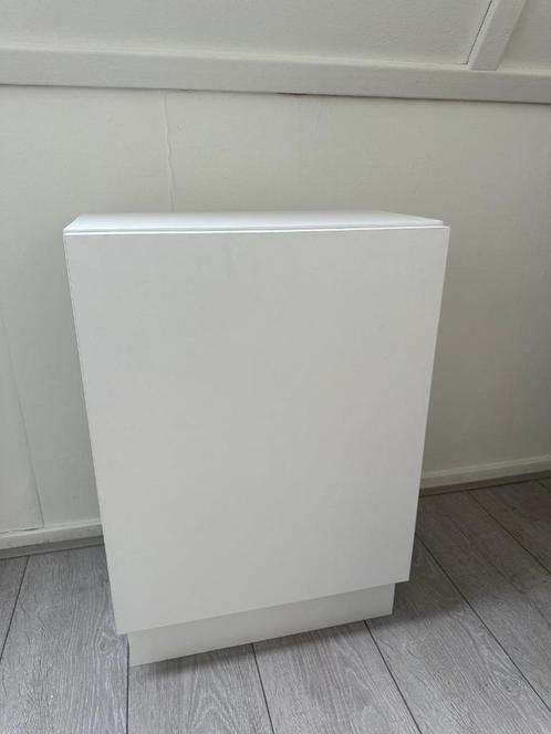 Smalle witte opbergkast met deur, met kabeldoorvoer, Huis en Inrichting, Kasten | Overige, Gebruikt, Ophalen