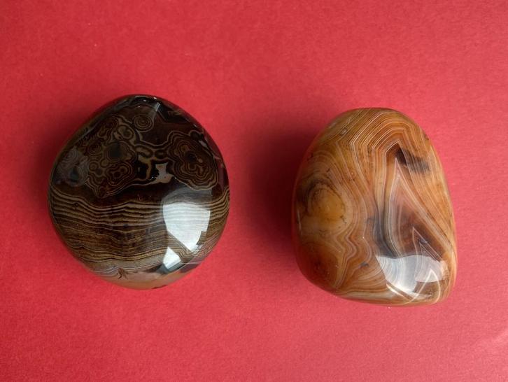 Twee prachtige glad gepolijste agaten, Verzamelen, Mineralen en Fossielen, Mineraal, Ophalen of Verzenden