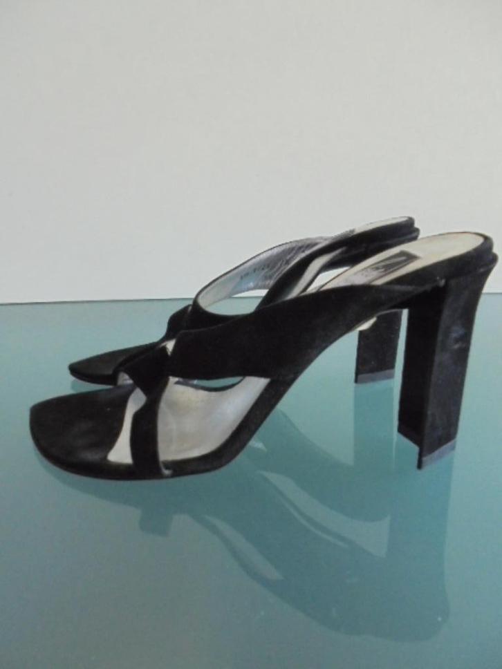 GRATIS VERZENDEN | Charles Jourdan zwarte slippers 37, Kleding | Dames, Schoenen, Zo goed als nieuw, Slippers, Zwart, Verzenden