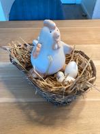 Kip met witte eieren, in mandje, steen, Ophalen of Verzenden, Zo goed als nieuw, Rond, Riet