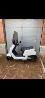 Nius N E-scooter ZGAN met slot en 2 helmen., Ophalen of Verzenden, Zo goed als nieuw, Elektrisch, Overige merken