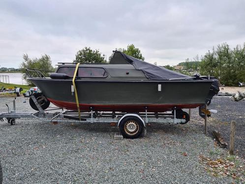 Karperboot met trailer en fishfinder, Watersport en Boten, Motorboten en Motorjachten, Gebruikt, Polyester, Tot 6 meter, Benzine