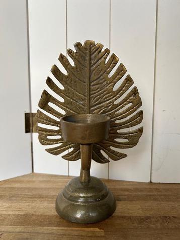 metalen kandelaar in de vorm van een blad beschikbaar voor biedingen