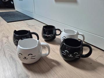 5 mokken, kat, zwart en wit beschikbaar voor biedingen