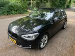 BMW 1-serie 116i Business+ AUTOMAAT BJ. 2012 OLIEVERBRUIK, Gebruikt, 4 cilinders, Zwart, Origineel Nederlands