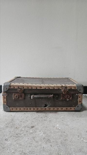 Vintage koffer uit Frankrijk beschikbaar voor biedingen