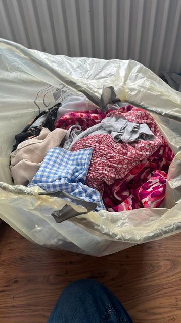 Kledingpakket maat M vooral, misschien een ding L of S beschikbaar voor biedingen