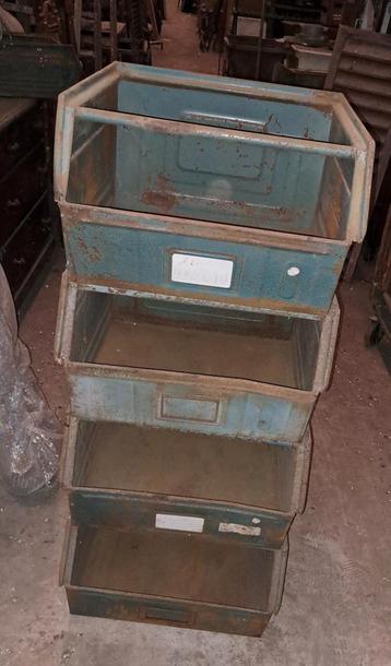 Kisten bakken industriele magazijnbakken decoratie  beschikbaar voor biedingen