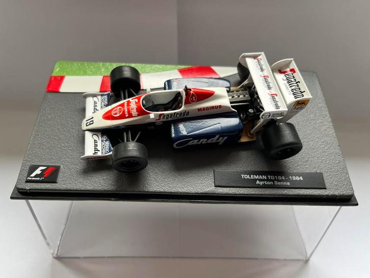 Toleman TG184 – Ayrton Senna – 1984 | schaal 1:43, Hobby en Vrije tijd, Modelauto's | 1:43, Zo goed als nieuw, Auto, Overige merken