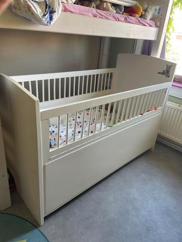 Prachtig wit vintage kinderbed (140x70), kanten neerklapbaar beschikbaar voor biedingen