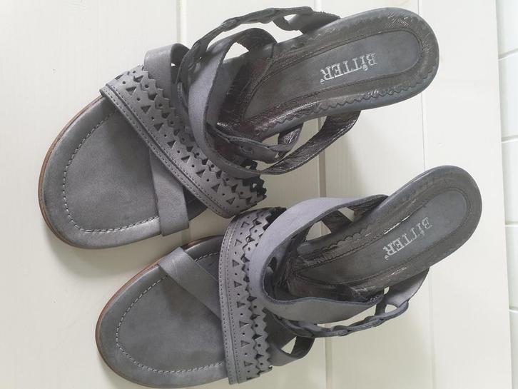 Bitter  |  sandaaltjes/ muiltjes  |  maat 38, Kleding | Dames, Schoenen, Zo goed als nieuw, Sandalen of Muiltjes, Grijs, Ophalen of Verzenden