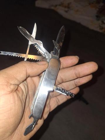 Goed functionerend zakmes beschikbaar voor biedingen