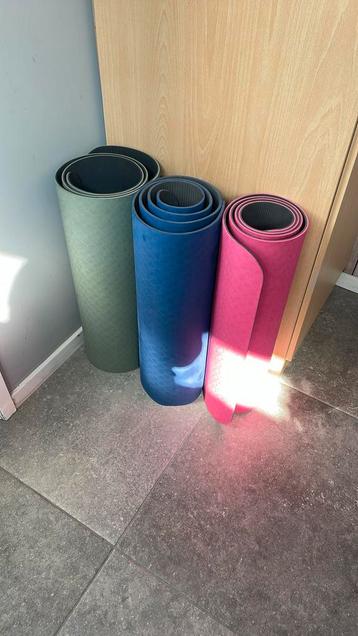Drie sport yoga matjes beschikbaar voor biedingen
