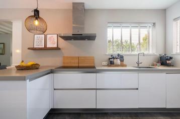Moderne greeploze hoogglans hoekkeuken+GEDEMONTEERD beschikbaar voor biedingen