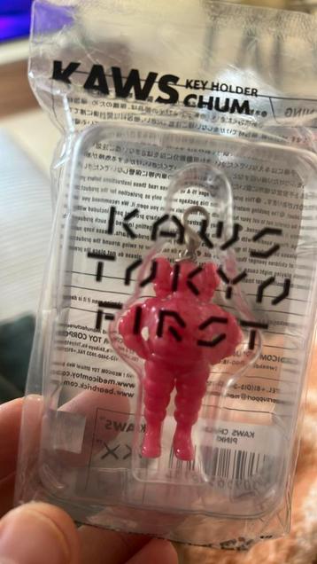 Kaws sleutelhanger pink (2021) beschikbaar voor biedingen