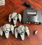 Nintendo 64 en 3 controllers, Spelcomputers en Games, Spelcomputers | Nintendo 64, Met 1 controller, Ophalen of Verzenden, Zo goed als nieuw