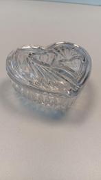 Glazen schaaltje in vorm hart met deksel., Schaal, Ophalen of Verzenden, Overige vormen, Glas