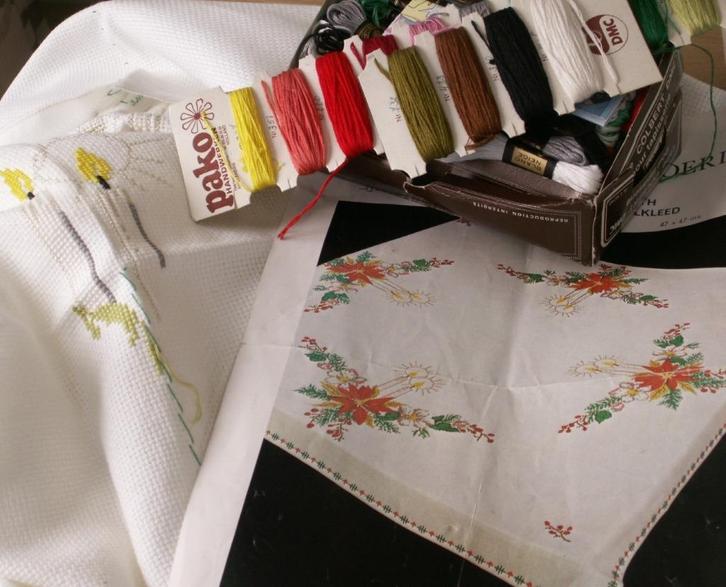 Compleet borduurpakket  Permin Tafellaken kaarsen en bloemen, Hobby en Vrije tijd, Borduren en Borduurmachines, Zo goed als nieuw