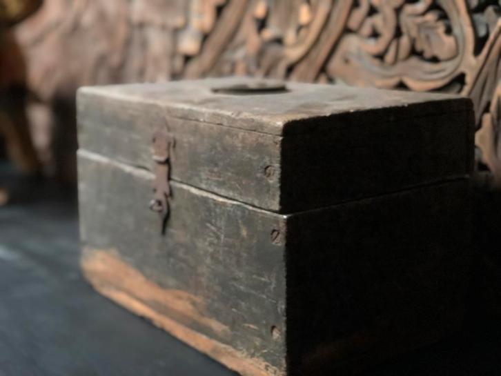 Klein oud houten kistje moneybox India sleets sober imperfec, Antiek en Kunst, Curiosa en Brocante, Ophalen of Verzenden