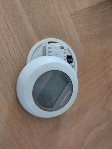 Honeywell T40 (T87G2014-E) Thermostaat met Montageplaat beschikbaar voor biedingen