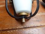 Vintage smeedijzeren hang lampje met opaline glas, Antiek en Kunst, Antiek | Lampen, Ophalen of Verzenden