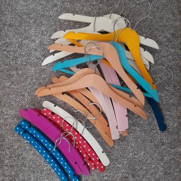 Baby- kinder kledingkast hanger (hout) beschikbaar voor biedingen