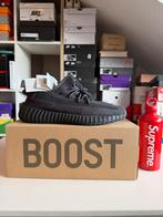 Adidas Yeezy 350 V2 Triple Black - Maat 45 1/3 Nieuw, Kleding | Heren, Ophalen of Verzenden, Nieuw, Zwart, Sneakers of Gympen