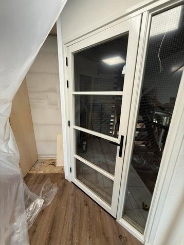 3 binnendeuren met veiligheidsglas beschikbaar voor biedingen