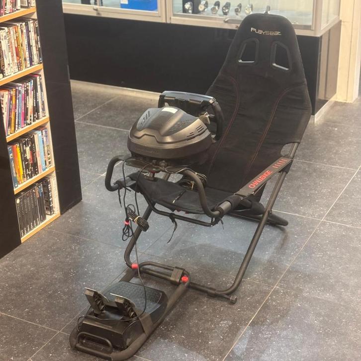 Playseat Challenge +Thrustmaster Ferrari F1 Stuur + Pedalen, Spelcomputers en Games, Spelcomputers | Sony PlayStation 1, Zo goed als nieuw