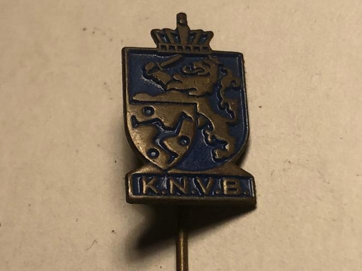 Metalen KNVB (KON. NED. VOETBALBAND) Speld (Blauw/Messing)., Verzamelen, Speldjes, Pins en Buttons, Zo goed als nieuw, Speldje of Pin