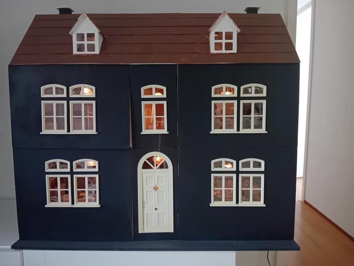 Poppenhuis, compleet ingericht, Verzamelen, Poppenhuizen en Toebehoren, Zo goed als nieuw, Poppenhuis, Ophalen