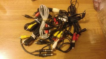 Diverse kabels met tulpstekkers.