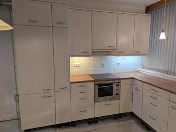 Crème witte hoekkeuken met draaicarrousel