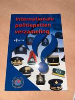 Boek internationale politie petten verzameling, Ophalen of Verzenden, Nederland, Boek of Tijdschrift