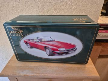 Groot blik van JAGUAR shoes met Jaguar XJS Convertible beschikbaar voor biedingen