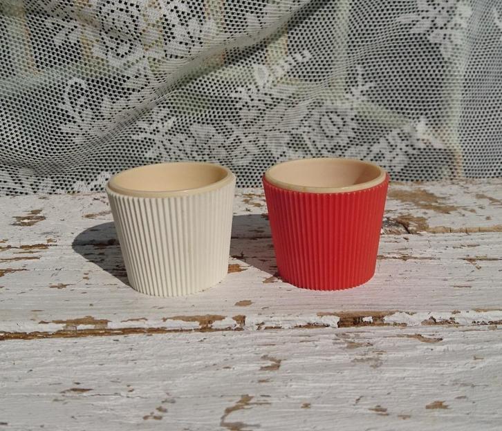 2 Retro Eierdopjes, geribbeld, rood, wit / Vintage echt oud, Antiek en Kunst, Antiek | Keukenbenodigdheden, Ophalen of Verzenden