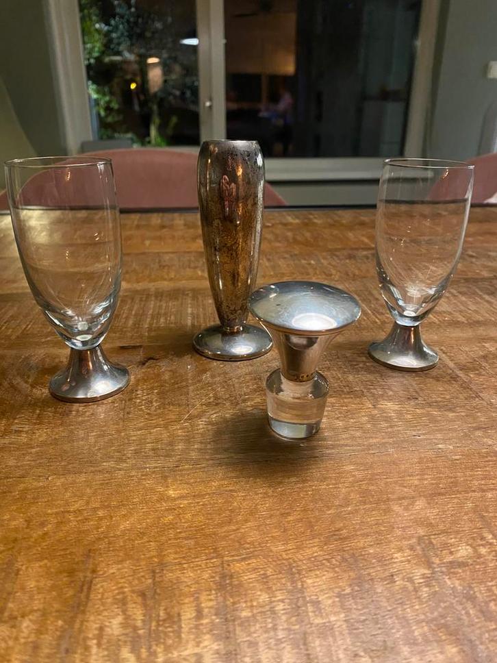 Zilveren vaasje 835, 2 glazen zilveren voet 835 en stop 925, Antiek en Kunst, Antiek | Glas en Kristal, Ophalen of Verzenden