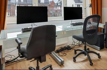 Glazen hoekbureau